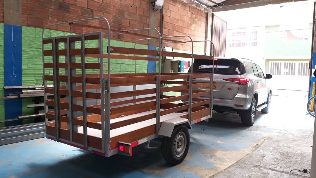 Tráiler tipo estacas con carrocería en madera
